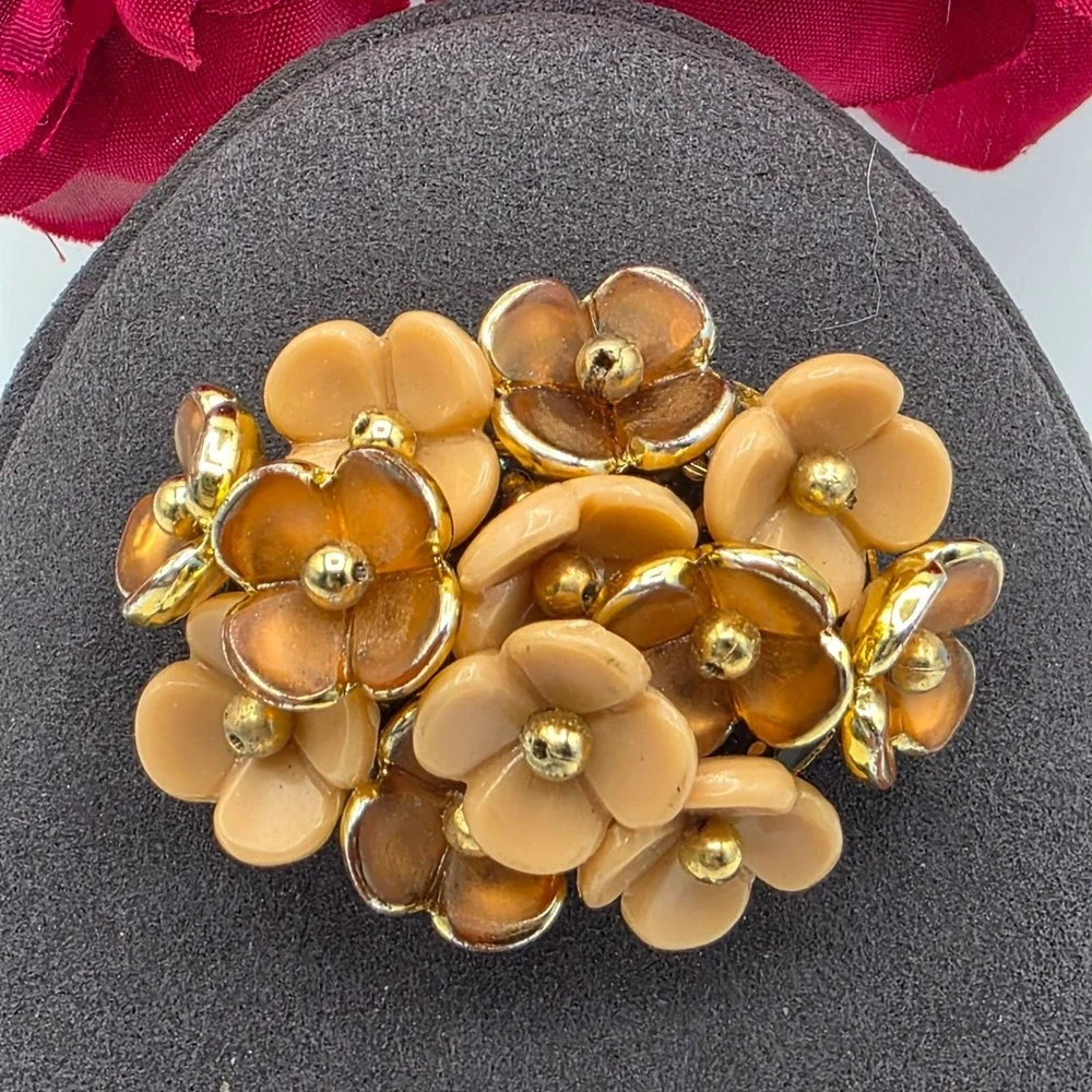 Vintage Peach Floral Brooch Gold Tone Lucite Flower Cluster State Costume‎ Pin